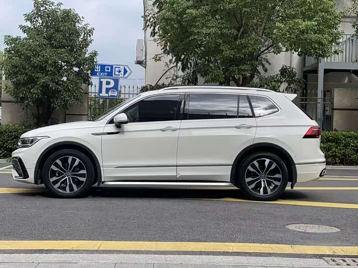 Фото 8 - Volkswagen Tiguan L Pro