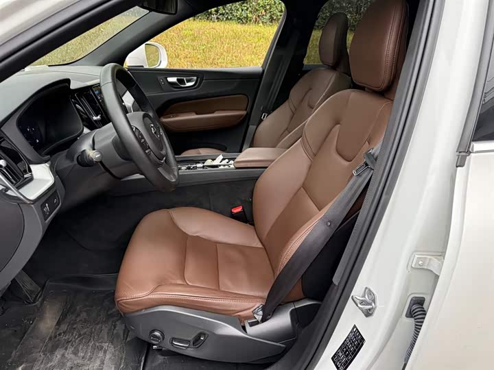 Фото 8 - Volvo XC60