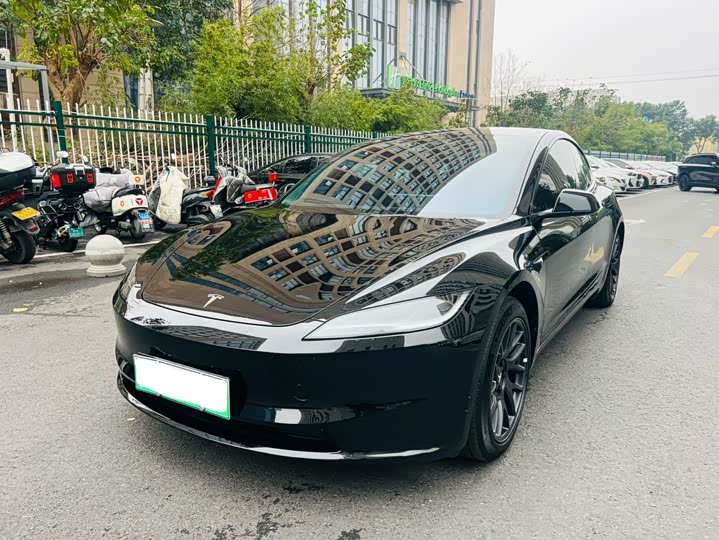 Фото 1 - Tesla Model 3