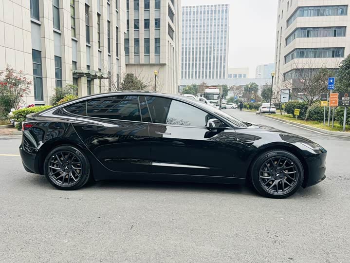 Фото 4 - Tesla Model 3