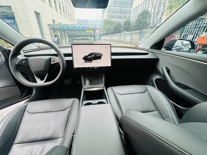 Фото 6 - Tesla Model 3