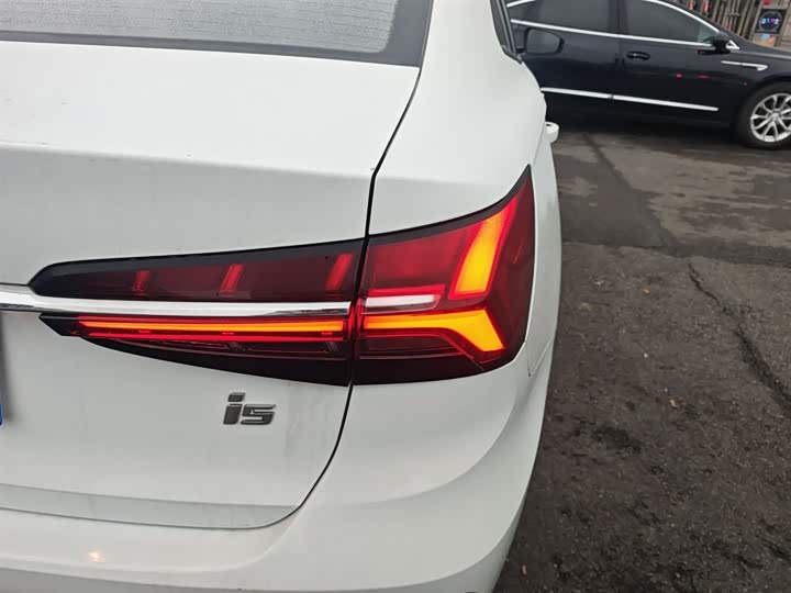 Фото 8 - Roewe i5