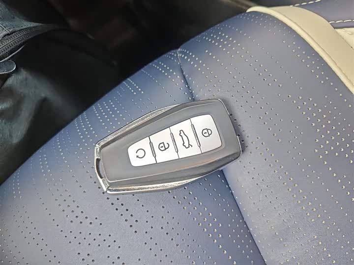 Фото 9 - Geely Monjaro