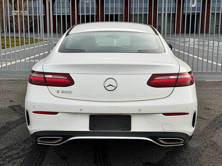 Фото 4 - Mercedes-Benz E-Class