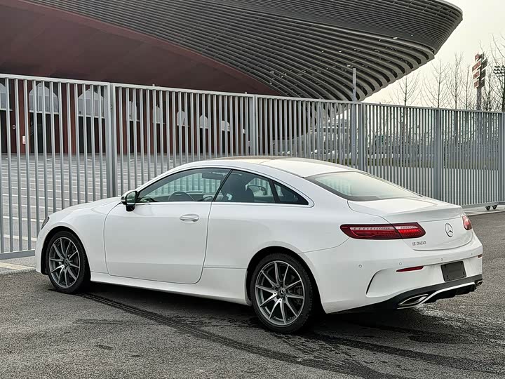 Фото 5 - Mercedes-Benz E-Class