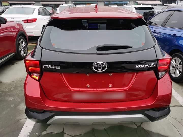 Фото 6 - Toyota Yaris L Hatchback