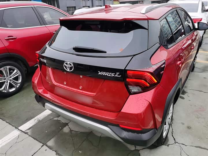 Фото 7 - Toyota Yaris L Hatchback