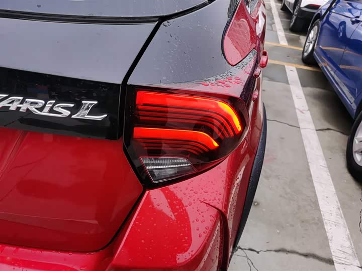 Фото 8 - Toyota Yaris L Hatchback