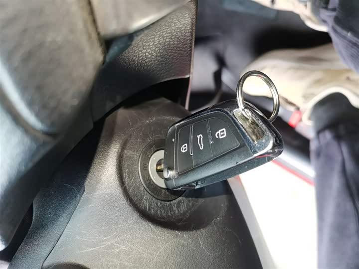 Фото 9 - Toyota Yaris L Hatchback