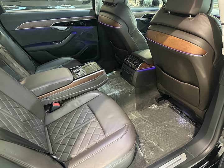 Фото 7 - Audi A8