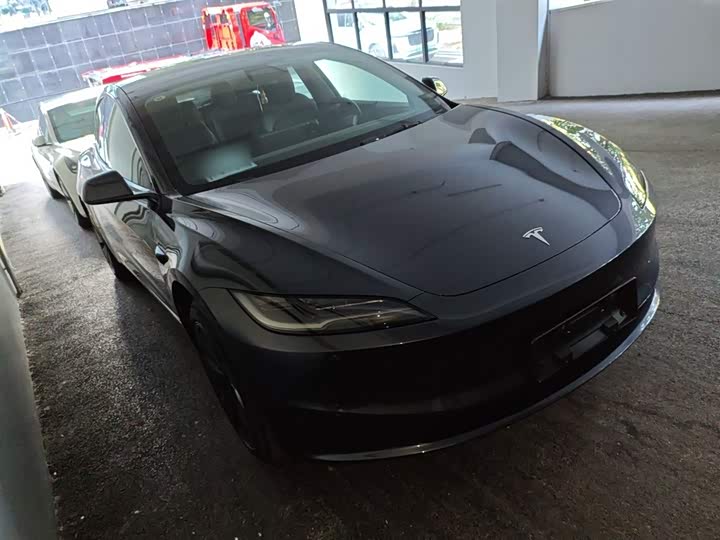 Фото 4 - Tesla Model 3