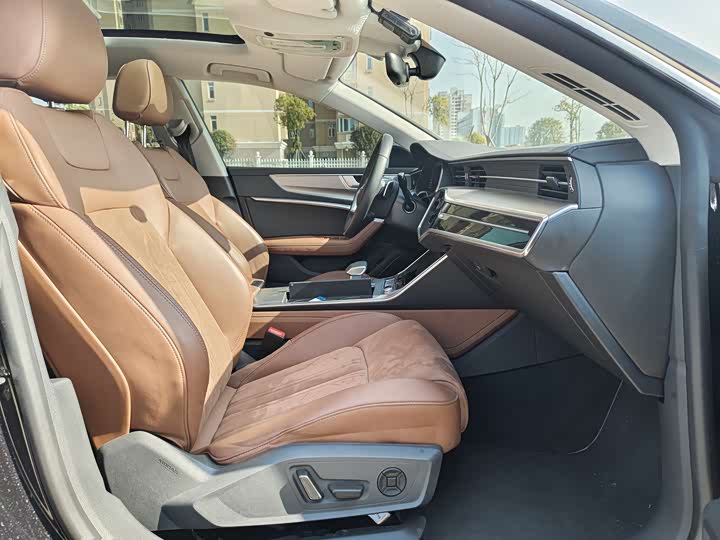 Фото 9 - Audi A7L