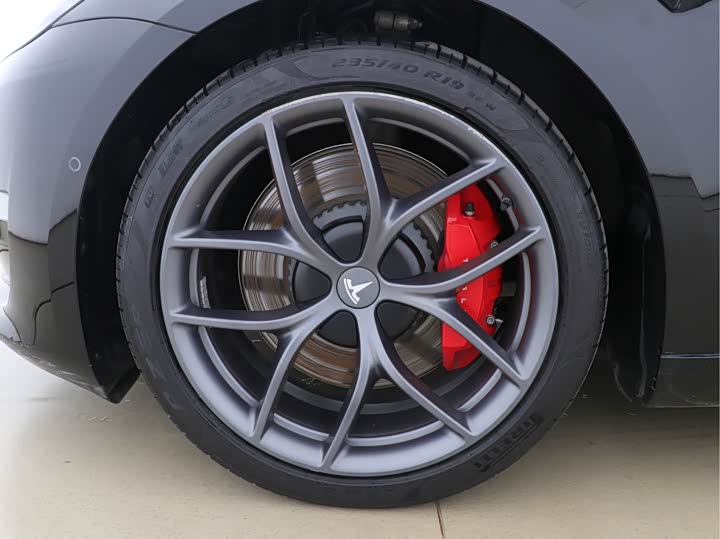 Фото 9 - Tesla Model 3