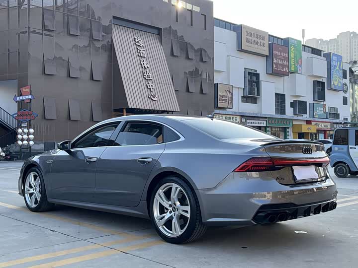 Фото 7 - Audi A7L