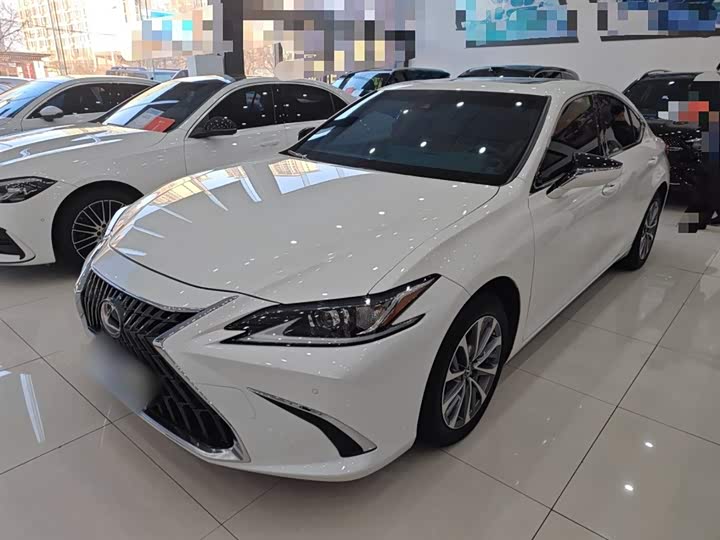 Фото 1 - Lexus ES