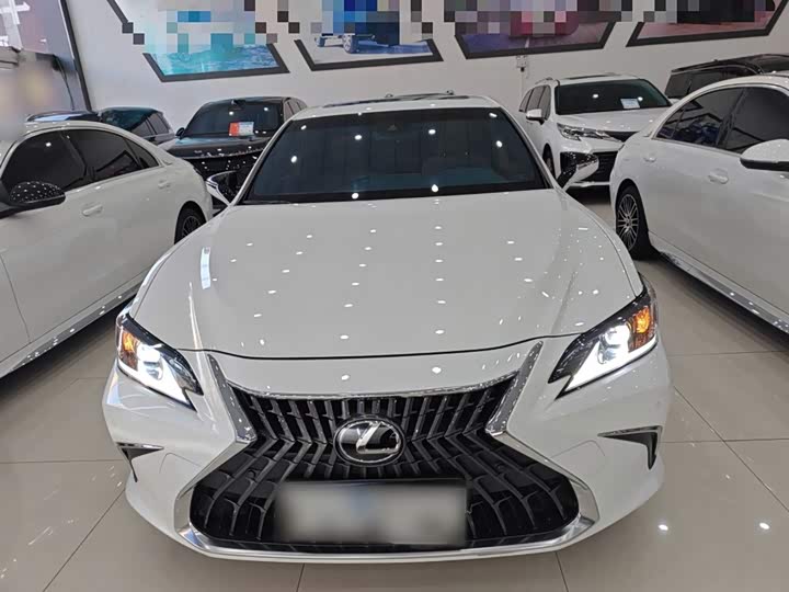 Фото 3 - Lexus ES