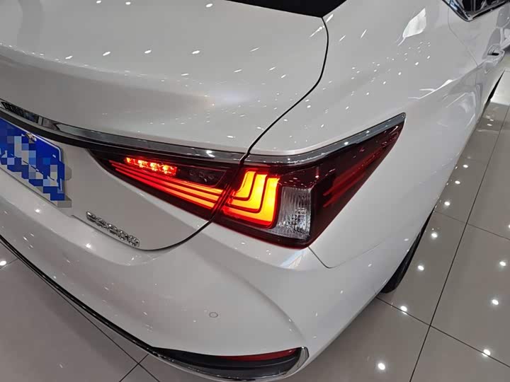 Фото 8 - Lexus ES