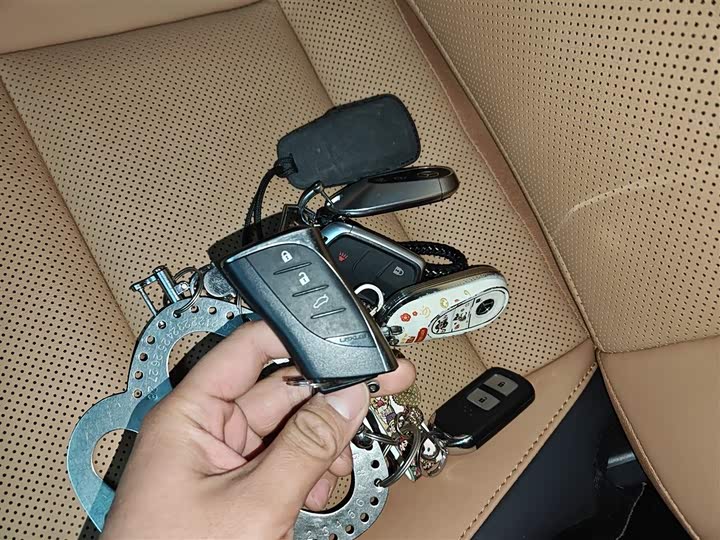 Фото 9 - Lexus ES