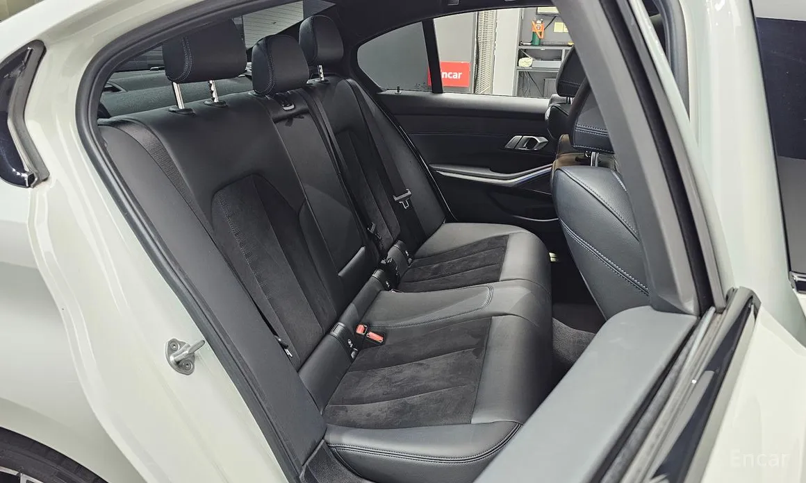 Photo 12 - BMW 3 Series