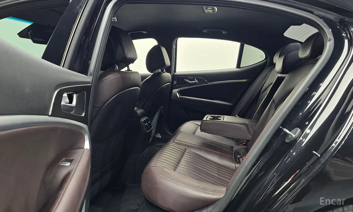 Фото 12 - Genesis G70