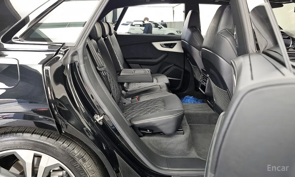 Фото 12 - Audi Q8