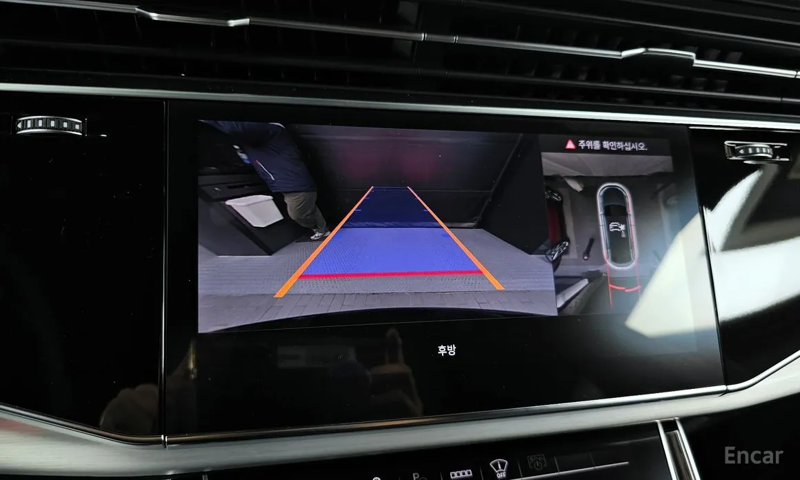 Фото 15 - Audi Q8