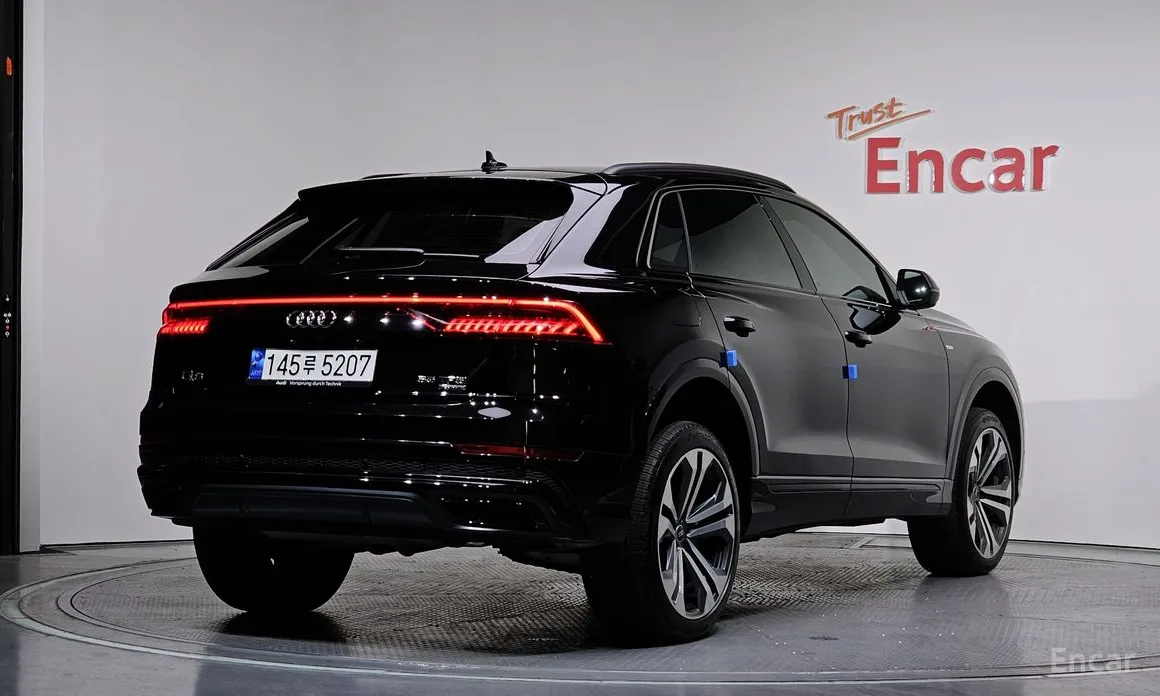 Фото 2 - Audi Q8