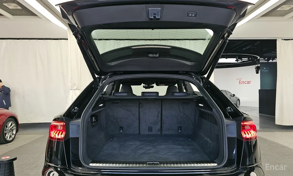 Фото 20 - Audi Q8