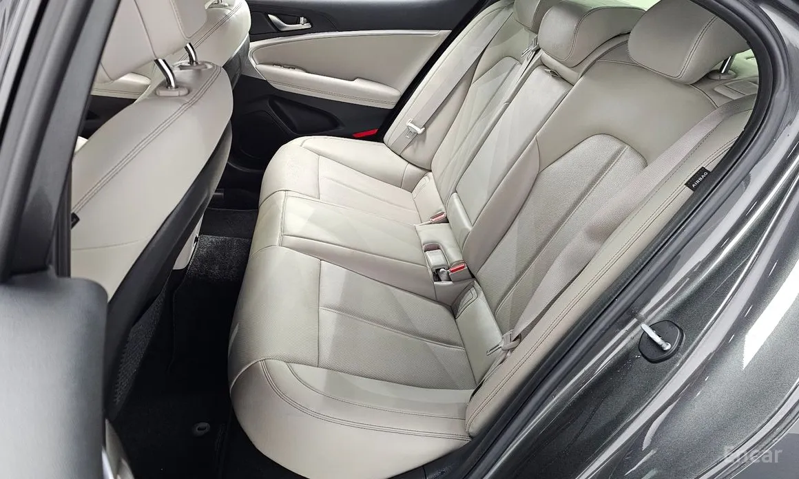 Фото 12 - Genesis G70