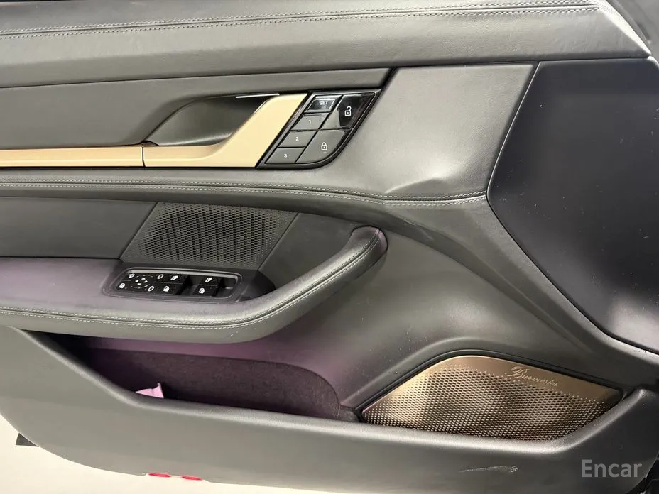 Фото 11 - Porsche Taycan