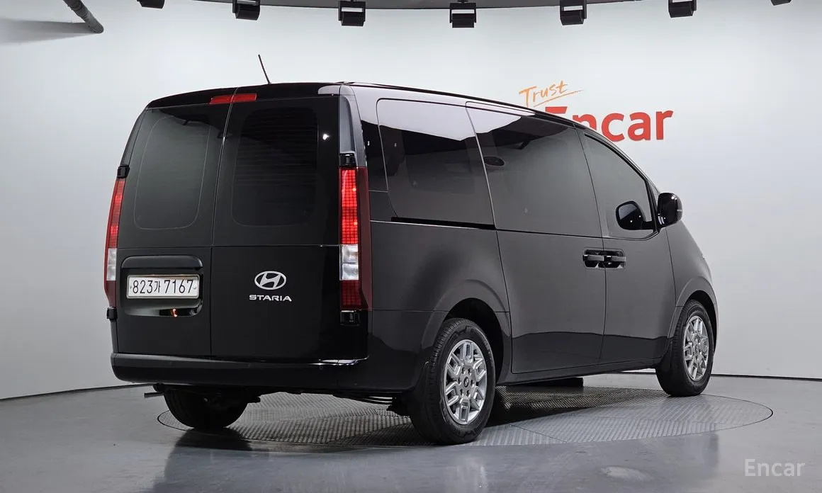 Фото 2 - Hyundai Staria