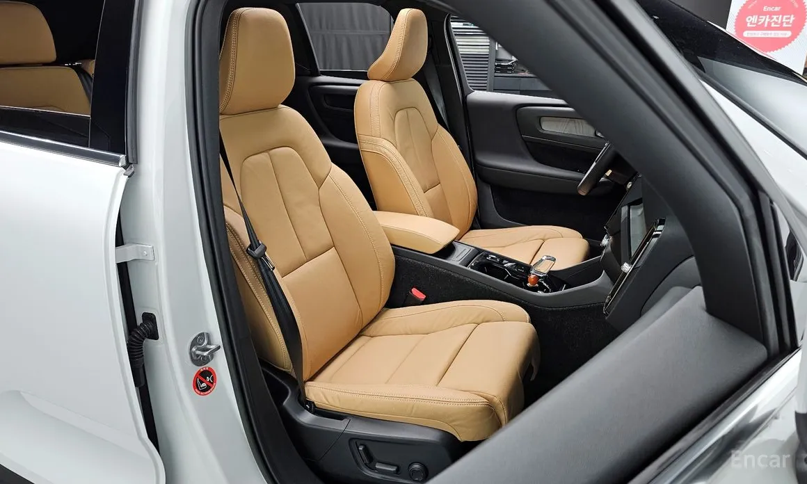 Фото 10 - Volvo XC40