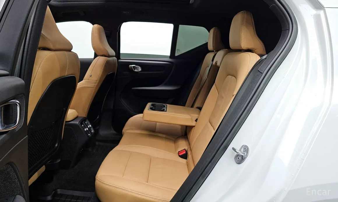 Фото 12 - Volvo XC40