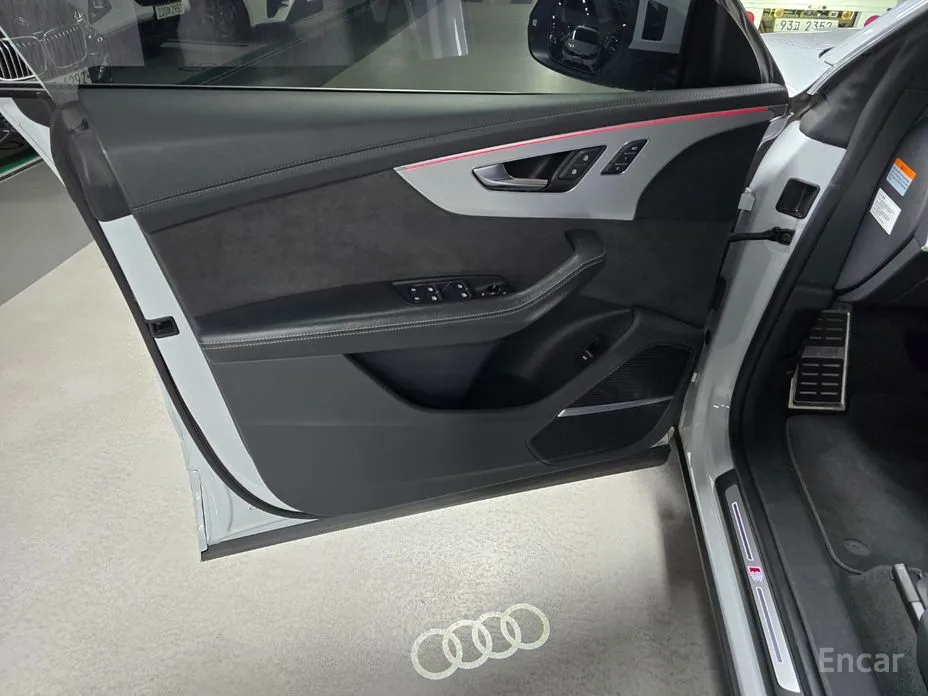 Фото 14 - Audi Q8