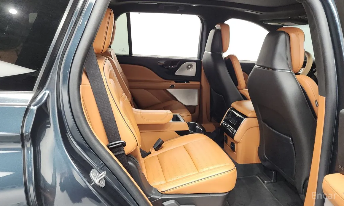 Фото 12 - Lincoln Aviator