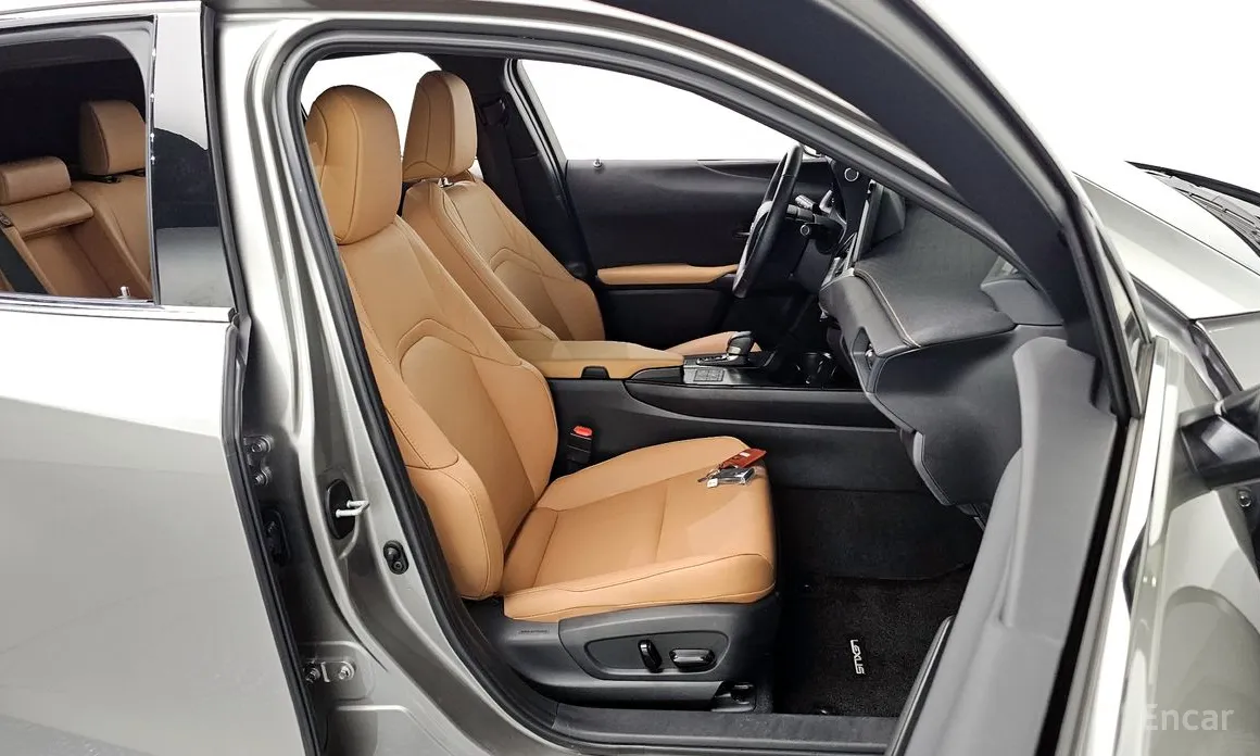 Фото 12 - Lexus UX