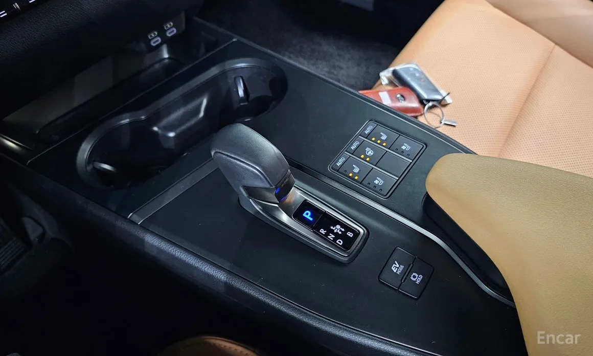 Фото 9 - Lexus UX