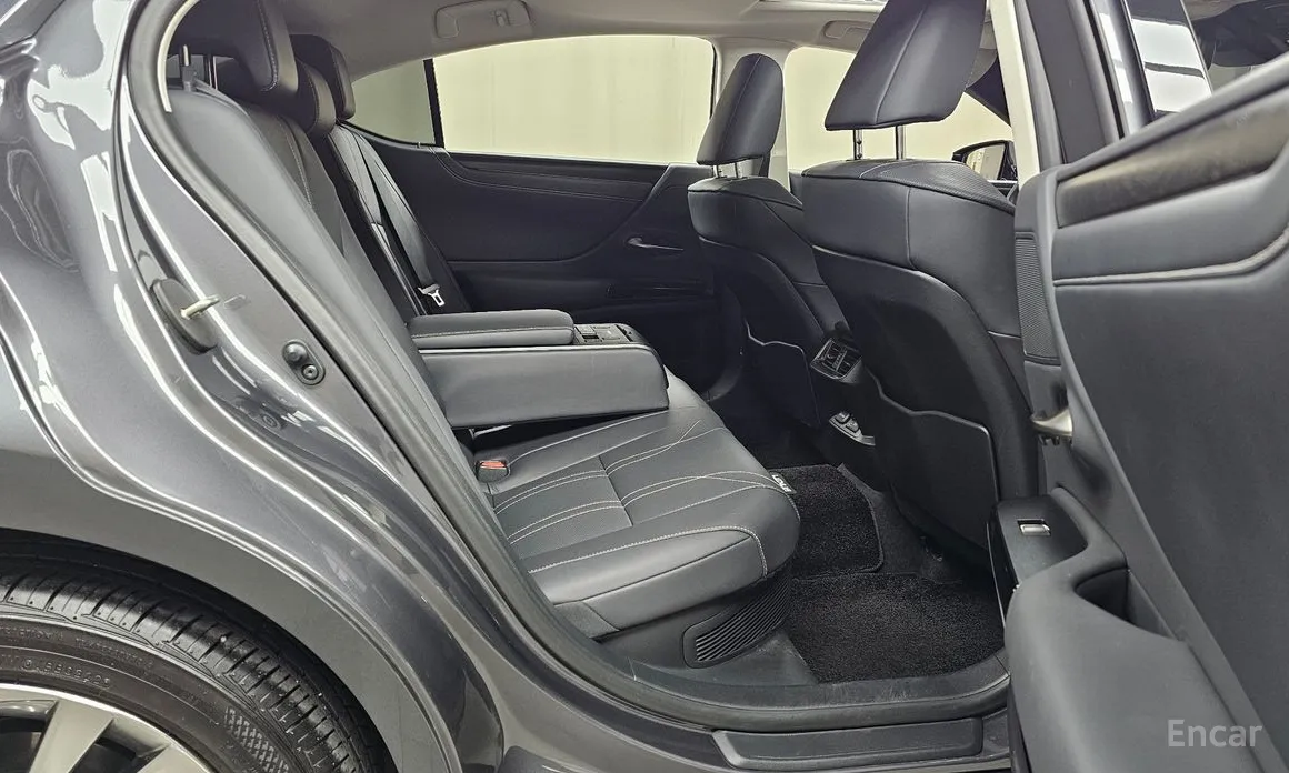 Фото 12 - Lexus ES