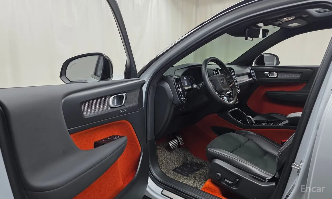 Фото 10 - Volvo XC40