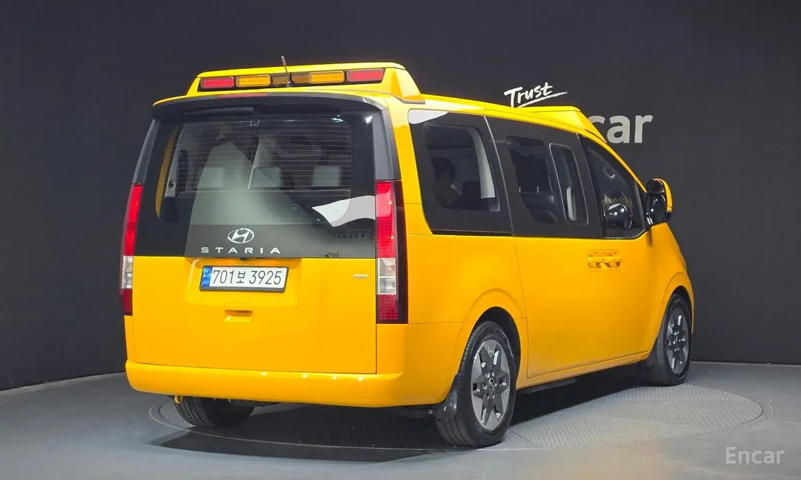 Фото 2 - Hyundai Staria