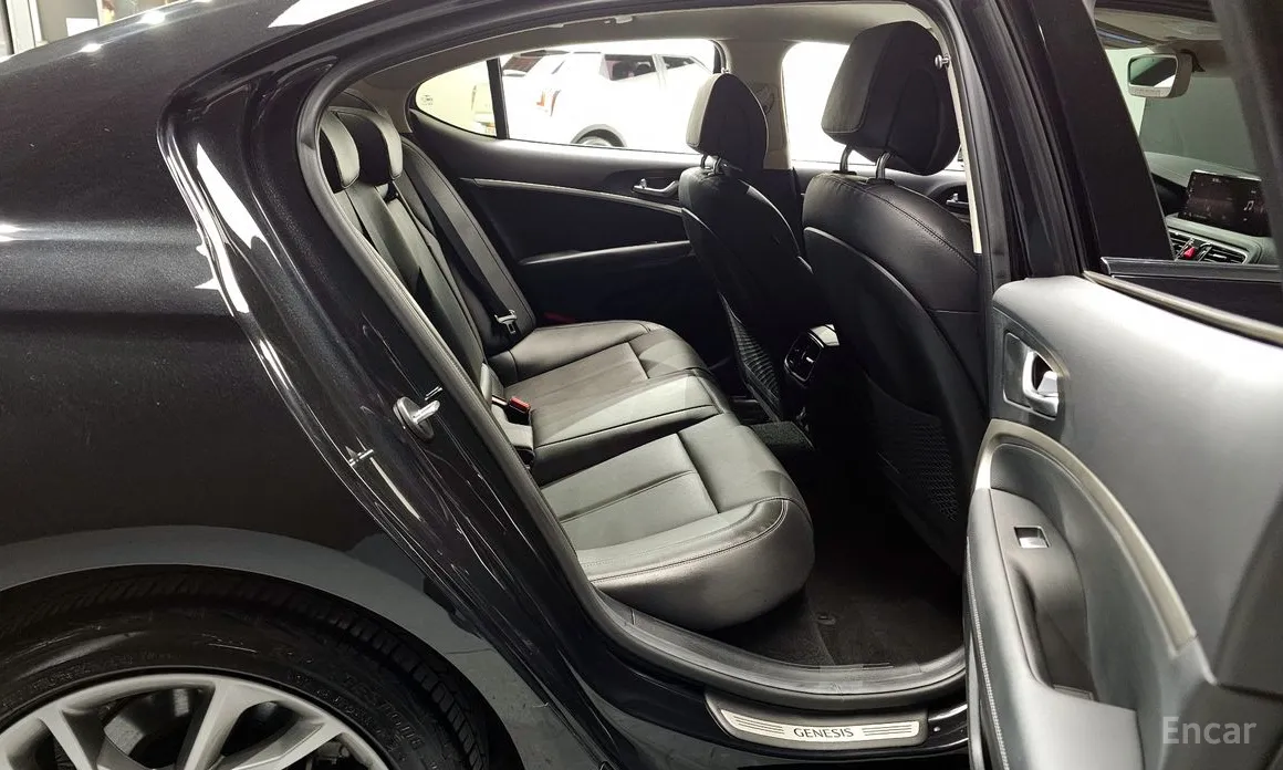 Photo 12 - Genesis G70