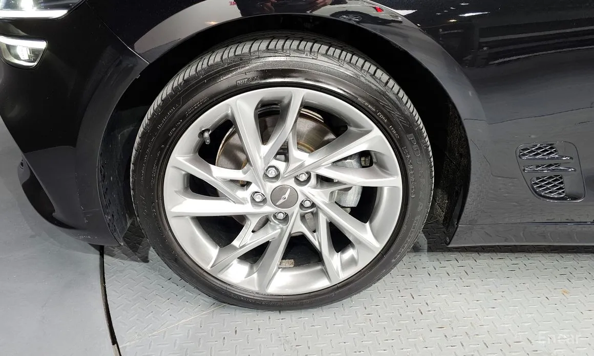 Photo 5 - Genesis G70