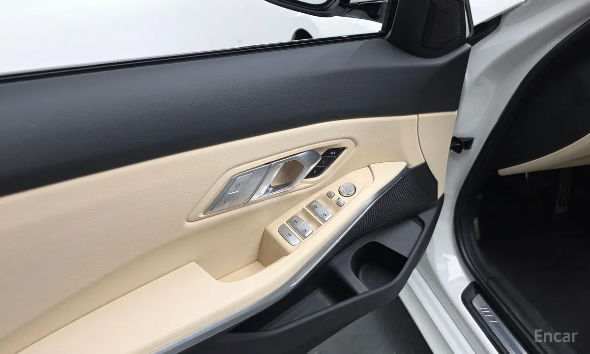 Photo 15 - BMW 3 Series