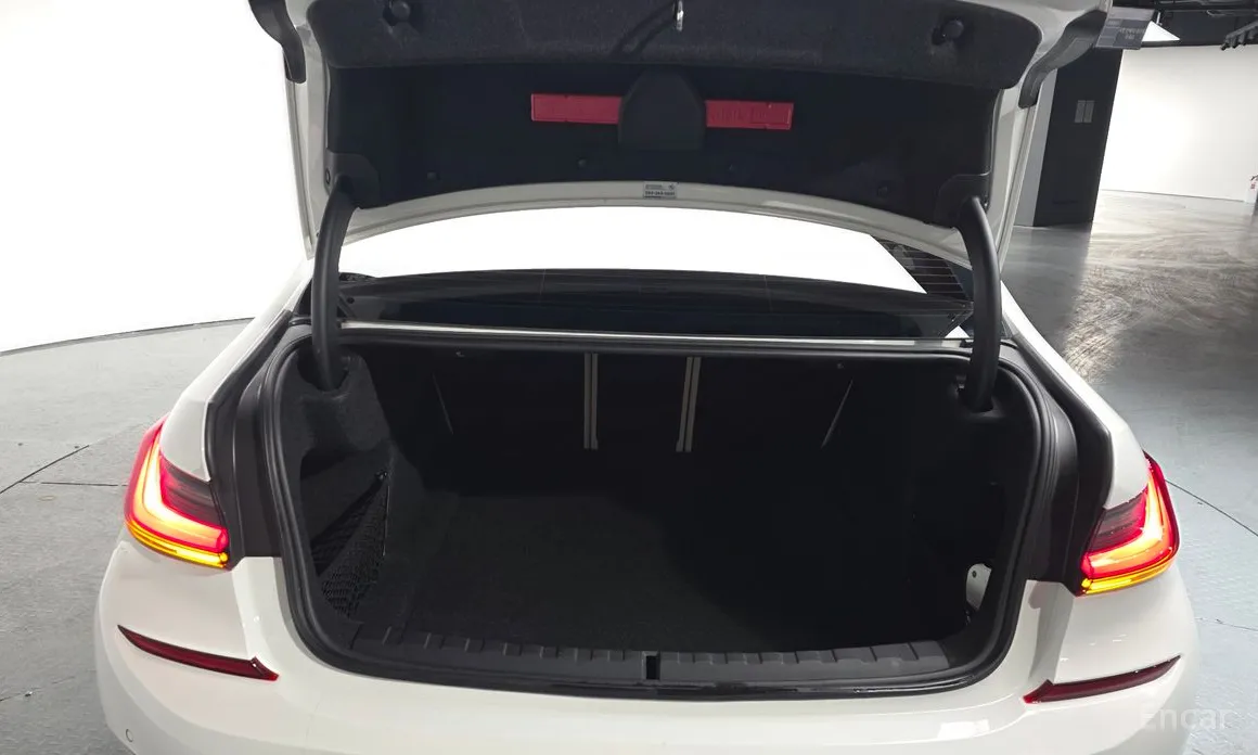 Photo 20 - BMW 3 Series