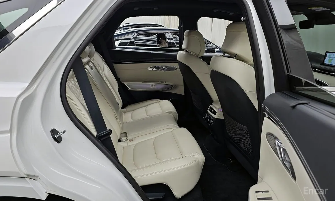 Фото 12 - Genesis GV70