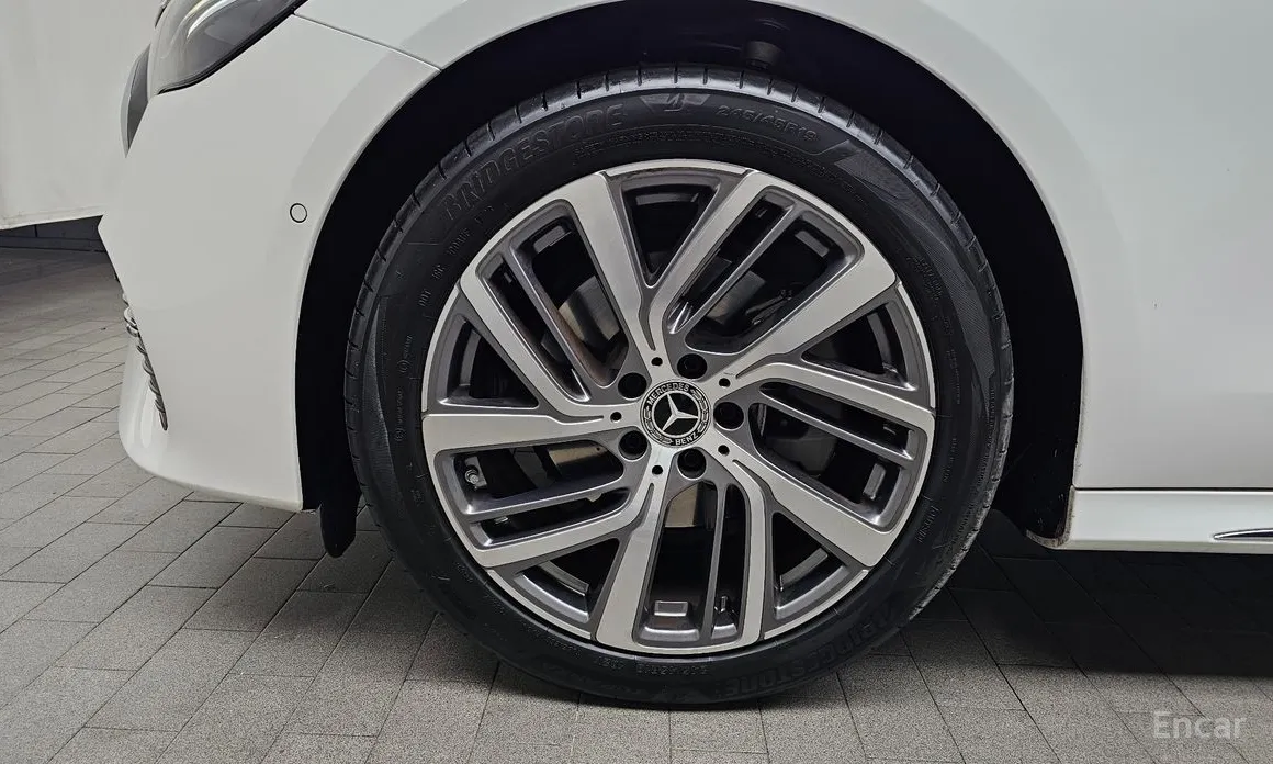 Фото 5 - Mercedes-Benz E-Class