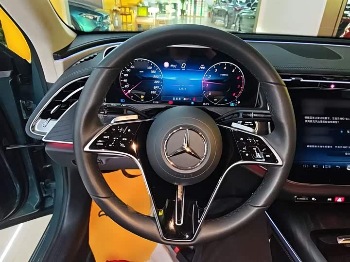 Фото 3 - Mercedes-Benz E-Class