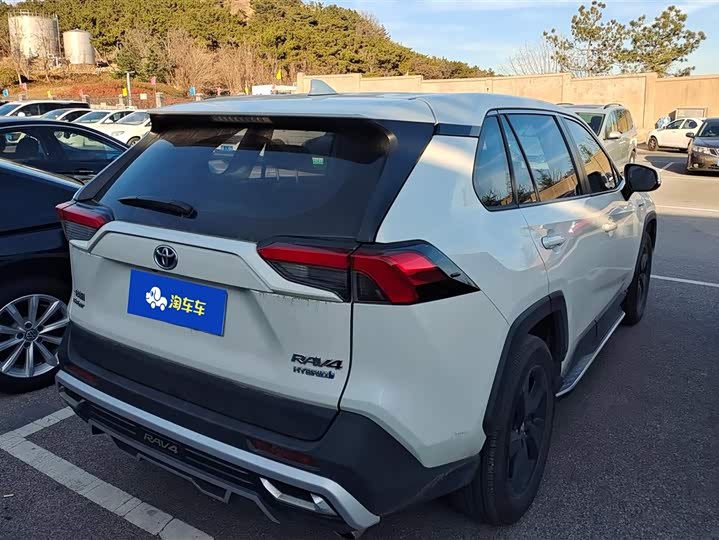 Фото 3 - Toyota RAV4