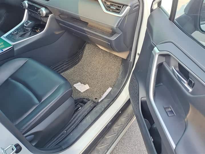 Фото 8 - Toyota RAV4