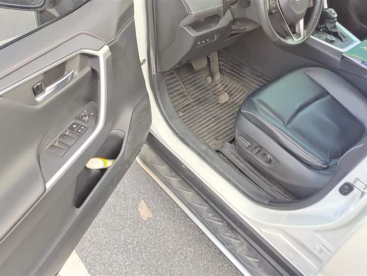 Фото 9 - Toyota RAV4